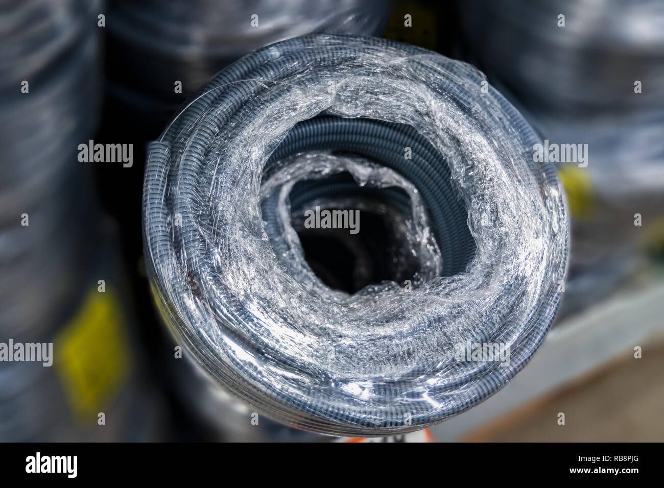 Blaue Schutzfolie flexible Schlauch für elektrische Leitungen - Kabelkanal Stockfoto