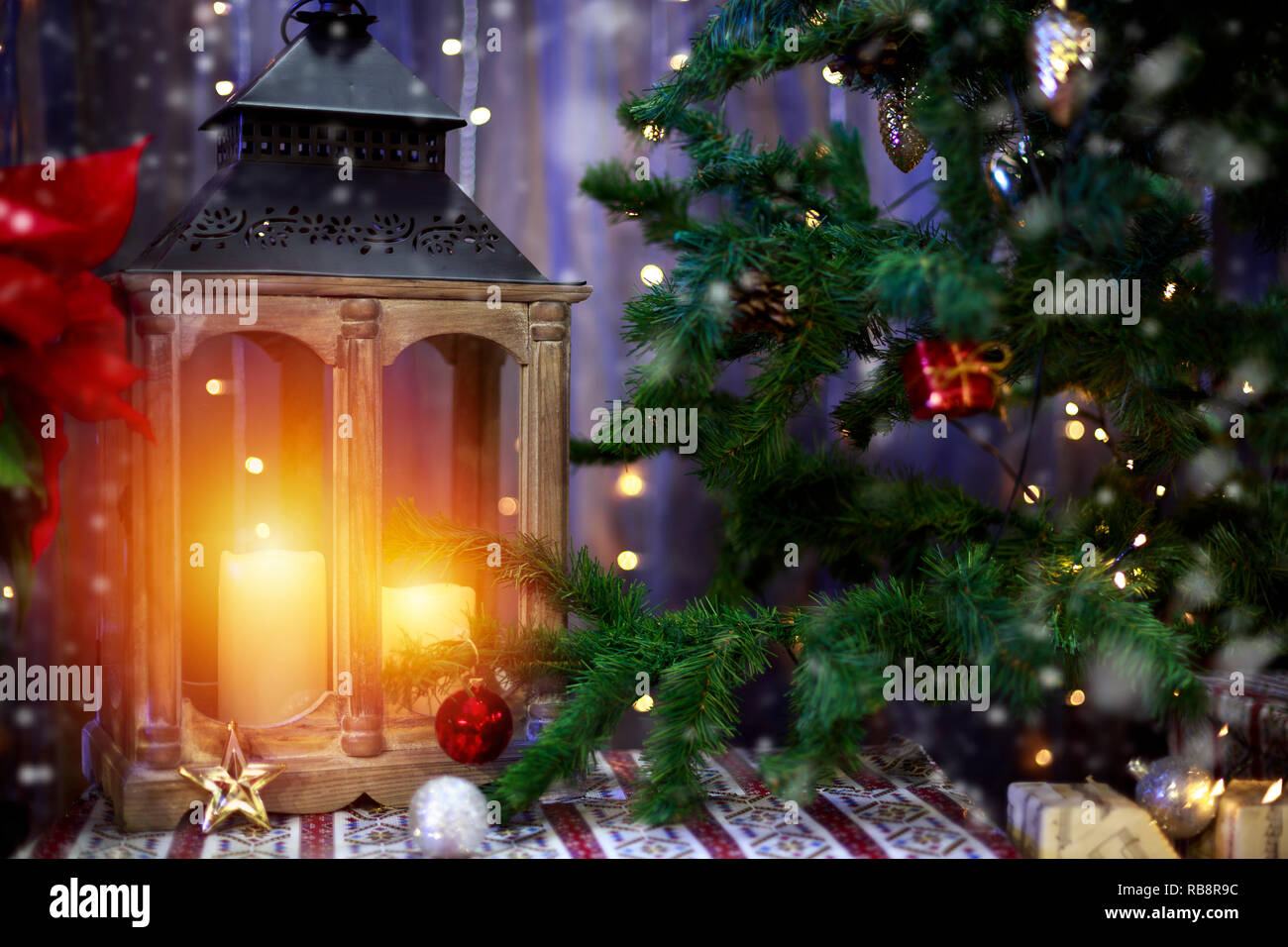 Straßenlaterne in der Nähe der Weihnachtsbaum Stockfoto