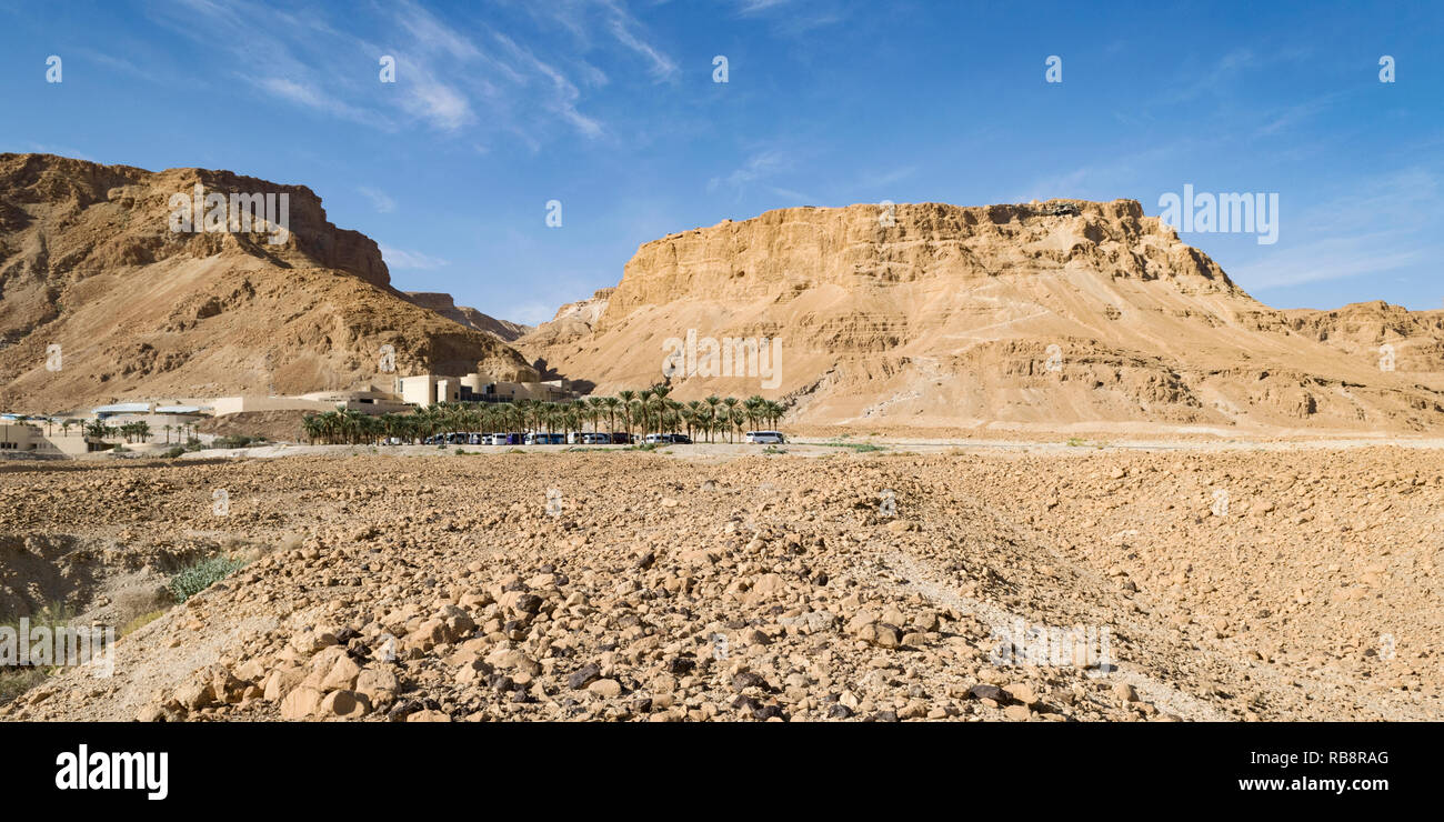 Festung Masada Park, Plateau, das Besucherzentrum und Eleasar, auf dem mit steinige Wüste Gelände im Vordergrund links montieren Stockfoto