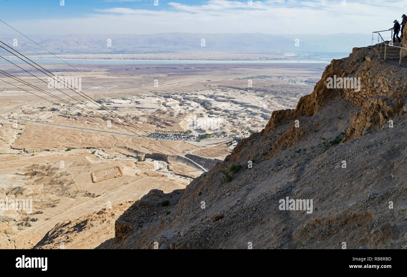 Hiker's Blick auf das Tote Meer von der Spitze der Schlange Weg, der zu der Festung Masada National Park in Israel führt Stockfoto