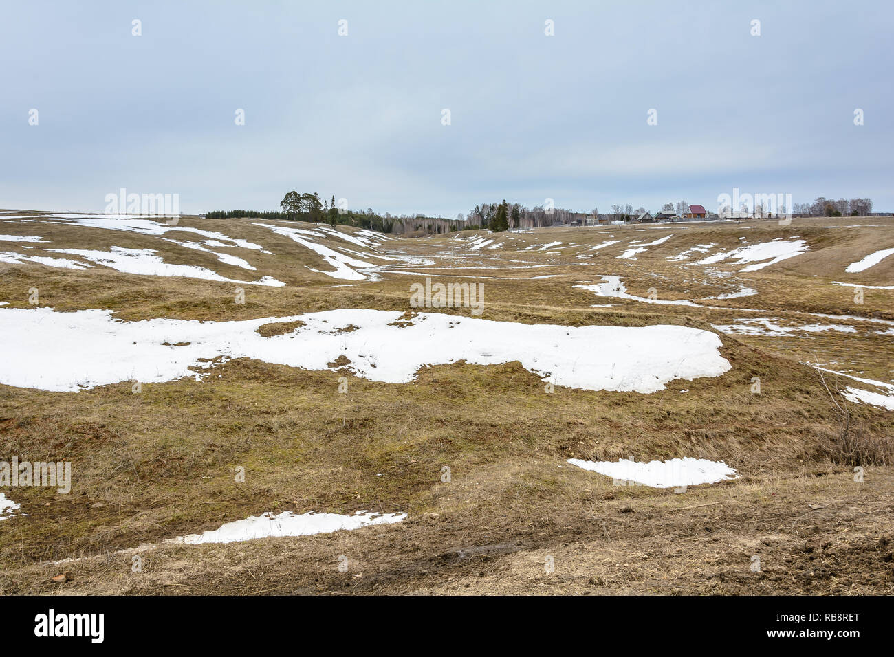 Das Abschmelzen der Schnee auf den Feldern im frühen Frühjahr Stockfoto