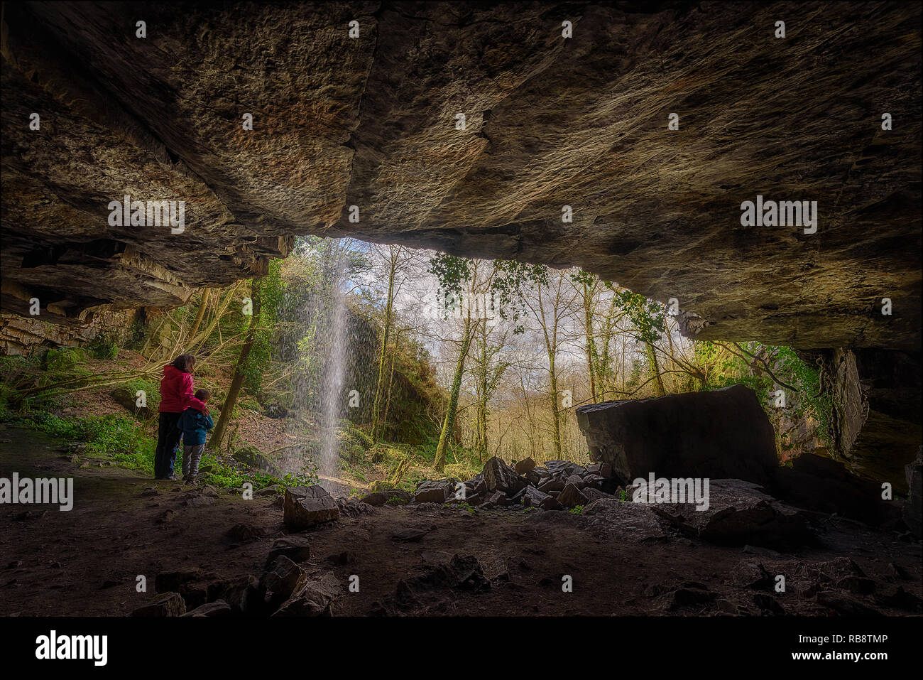 Cueva del Pimpano (Asturien). Un-Sendero al Lado del Molino nos lleva a la escondida Cascada. Stockfoto