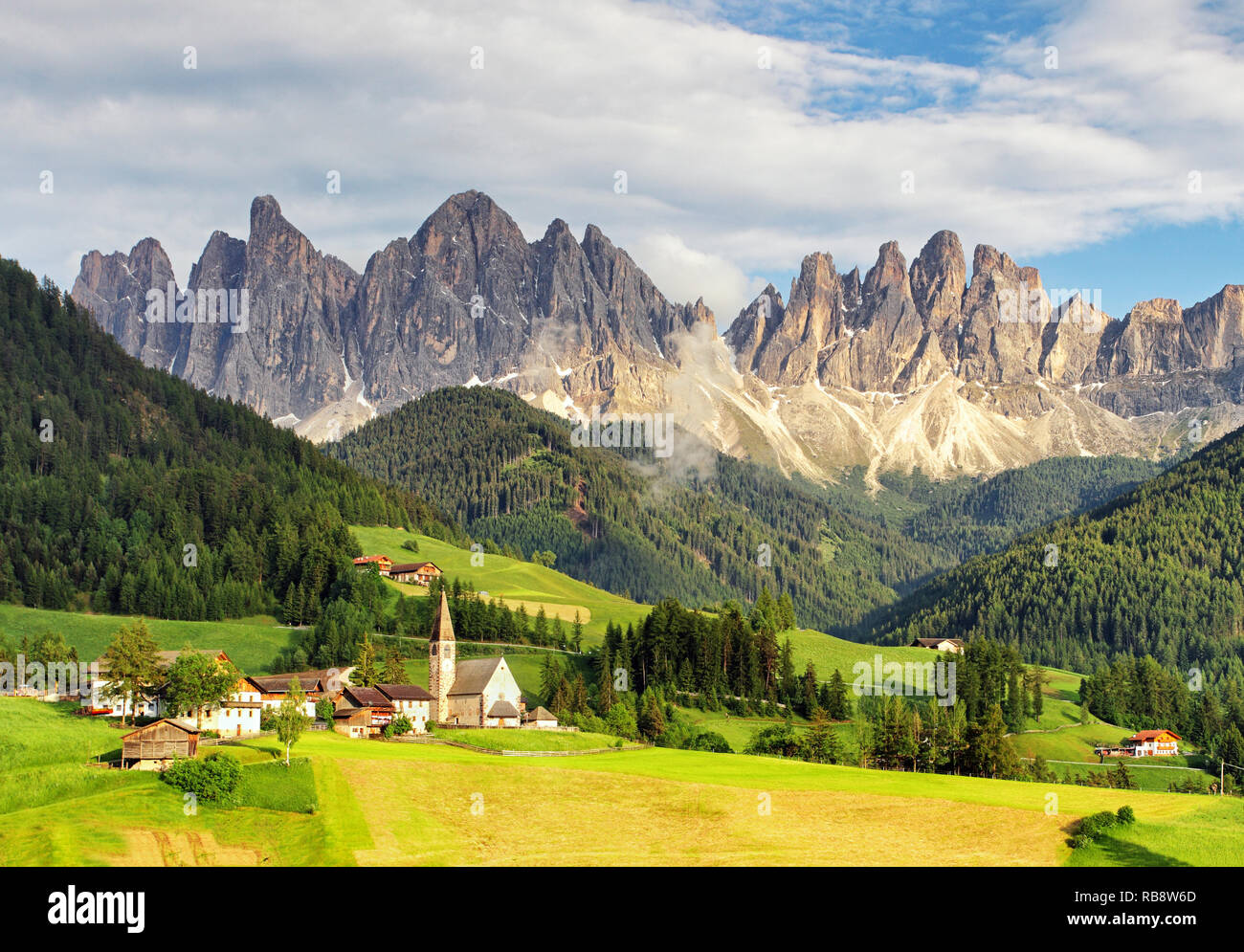 Santa Maddalena Dorf vor der Geisler oder Geisler Dolomiten Gruppe, Val di Funes, Italien, Europa. Stockfoto
