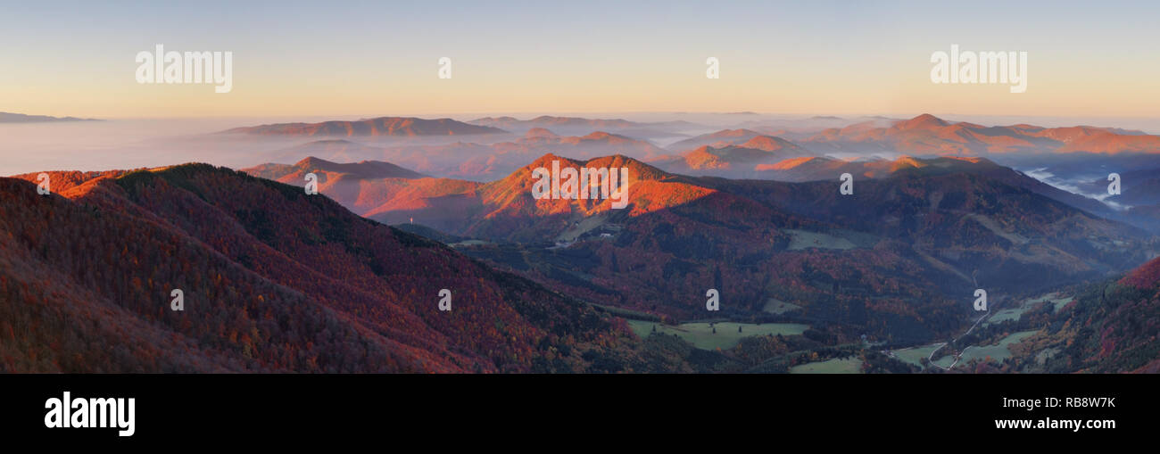 Berg bei Sonnenuntergang Stockfoto