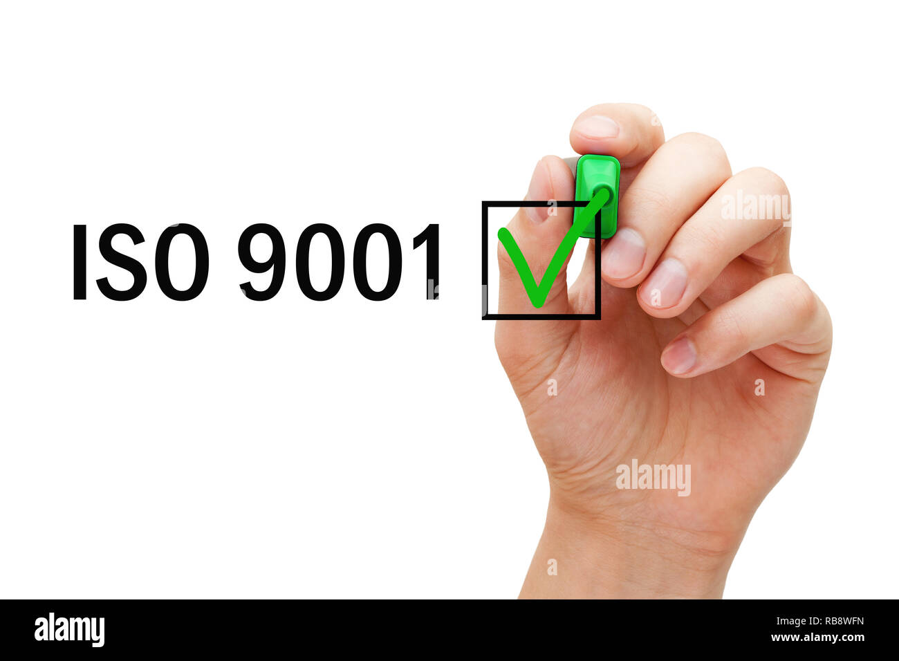 Hand überprüfung Häkchen auf der ISO 9001-Zertifizierung mit grünen Marker. Stockfoto