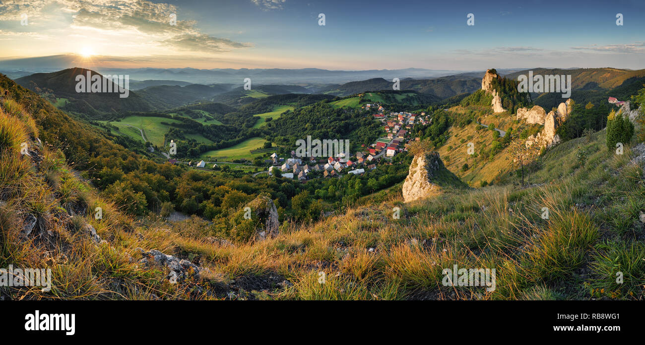 Berg und Dorf bei Sonnenuntergang - Slowakei Stockfoto