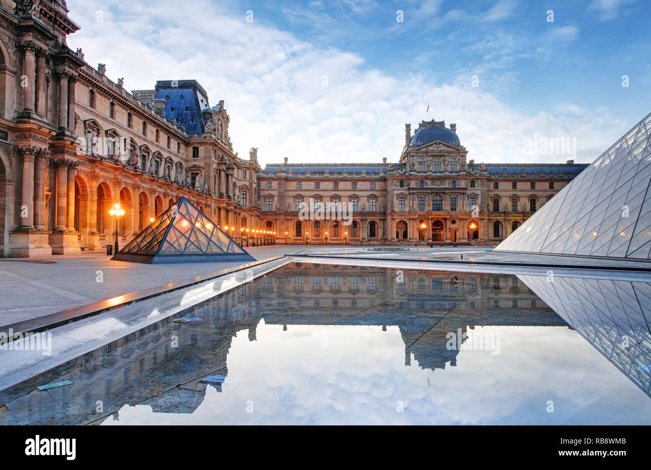 Paris, Frankreich, 9. Februar 2015: Der Louvre ist eines der größten Museen der Welt und ein historisches Monument. Ein zentrales Wahrzeichen von Paris, Frankreich Stockfoto
