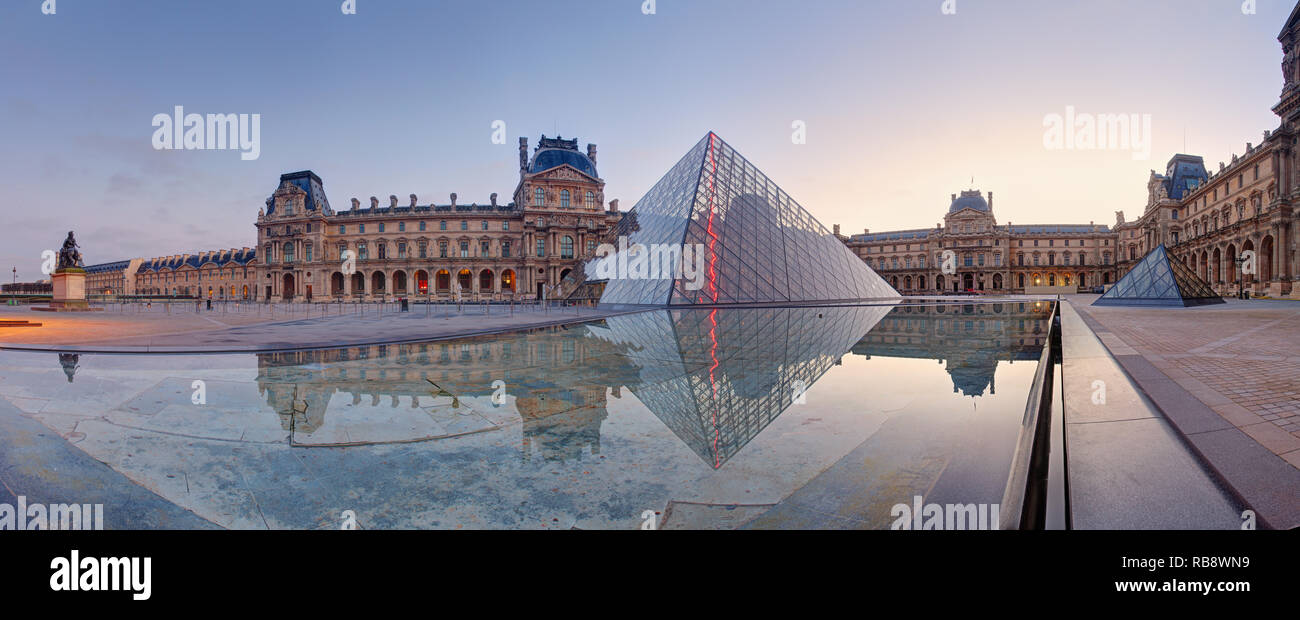 Paris, Frankreich, 9. Februar 2015: Der Louvre ist eines der größten Museen der Welt und ein historisches Monument. Ein zentrales Wahrzeichen von Paris, Frankreich Stockfoto
