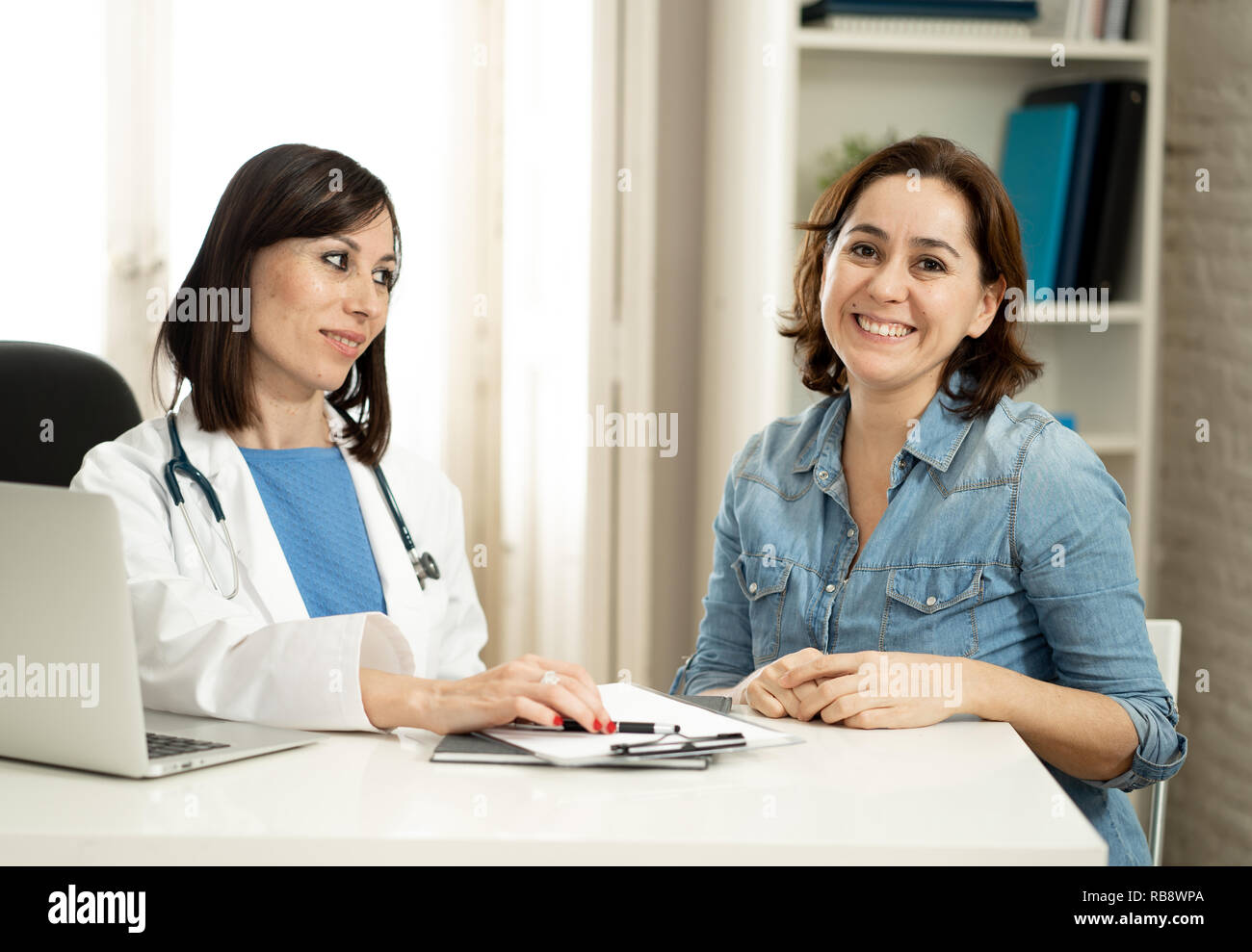 Freundliche Ärztin mit dankbar glücklich Patient, der Konzertierung am Krankenhaus erklären Diagnose Informationen in eine erfolgreiche medizinische Trea Stockfoto Freundliche Ärztin mit dankbar glücklich Patient, der Konzertierung am Krankenhaus erklären Diagnose Informationen in eine erfolgreiche medizinische Trea Stockfoto