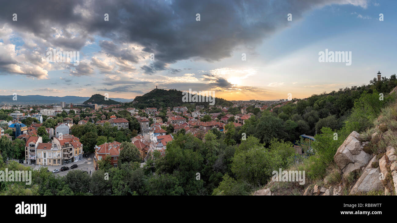 Sonnenuntergang über der Stadt Plovdiv, Bulgarien, Sommer Stockfoto