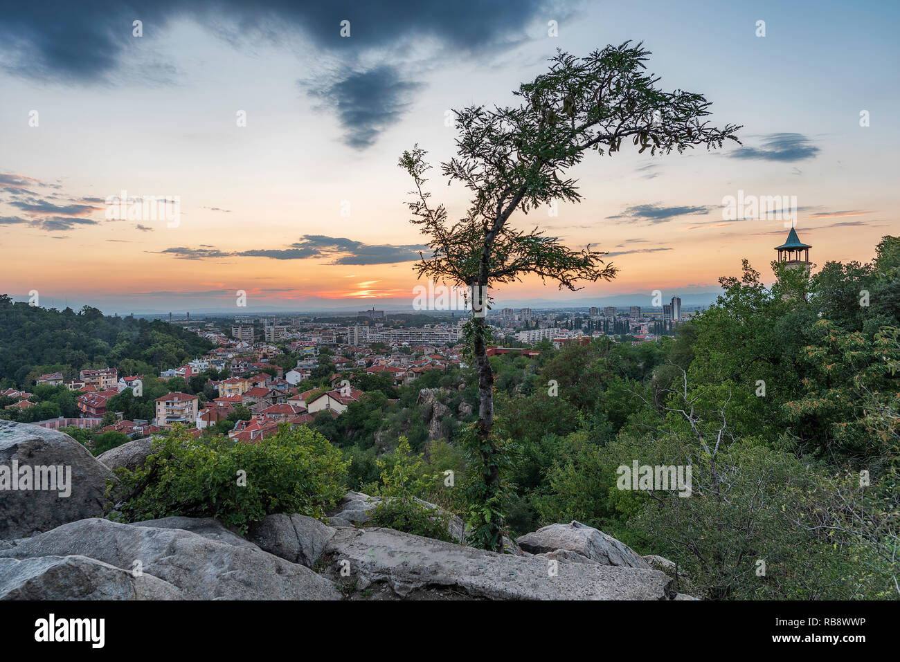 Sonnenuntergang über der Stadt Plovdiv, Bulgarien, Sommer Stockfoto