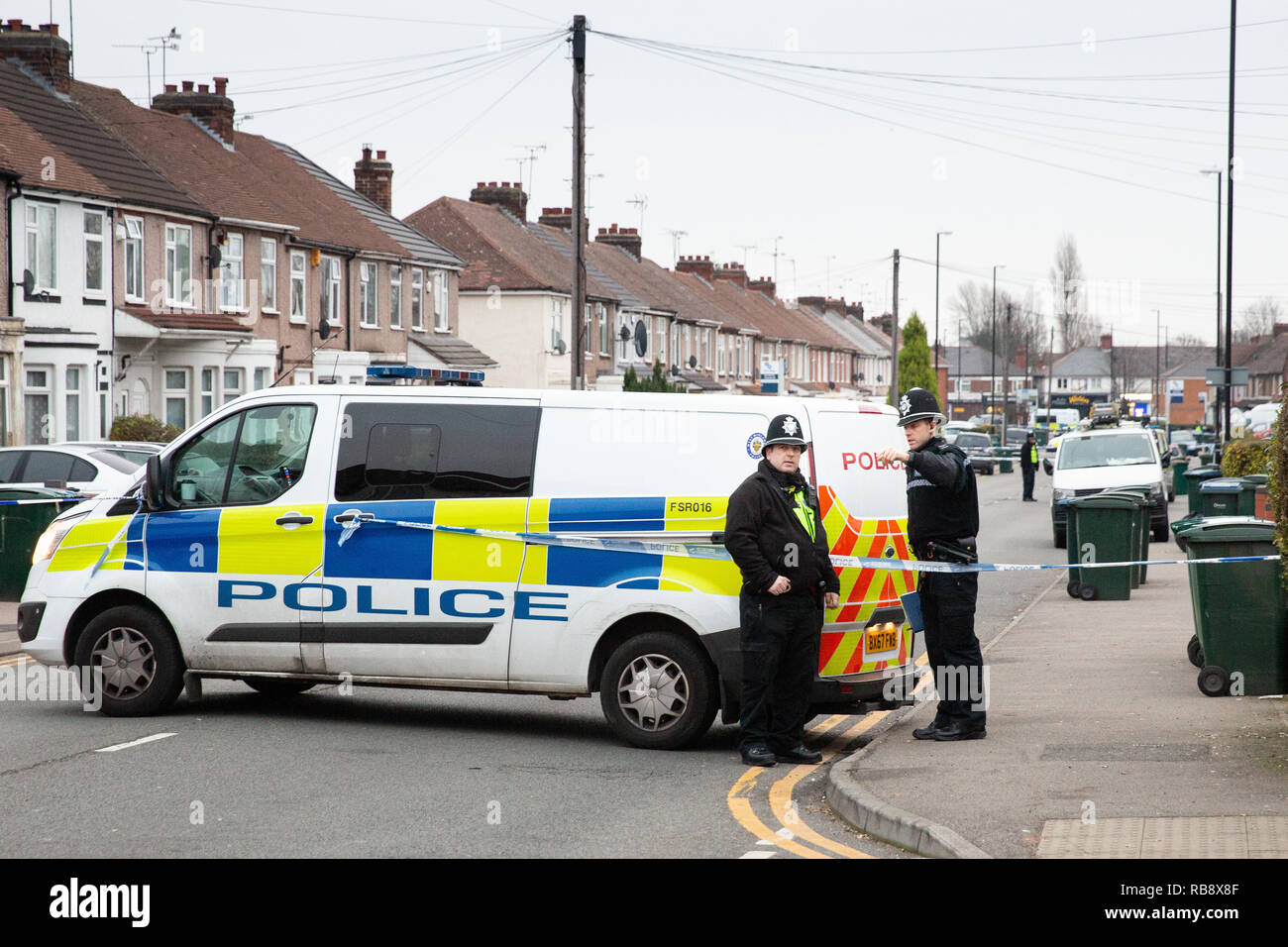 Polizei dargestellt in Burnaby Road, Coventry kurz nach Polizei erschossen Sean Fitzgerald an eine Eigenschaft in der Straße. Stockfoto