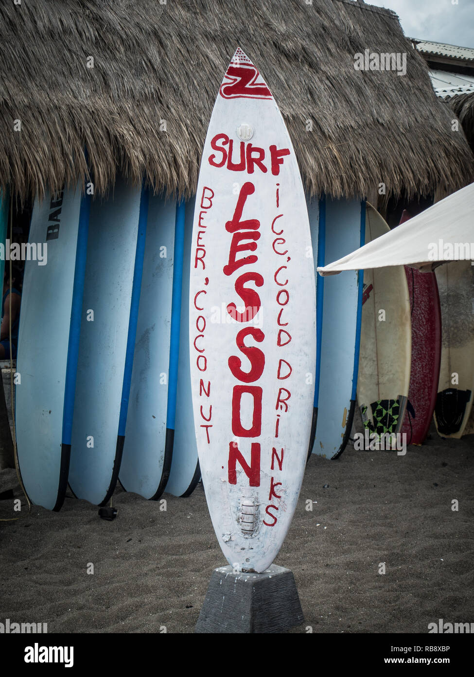 Surflessons in Surfers Beach in Canggu. Stockfoto