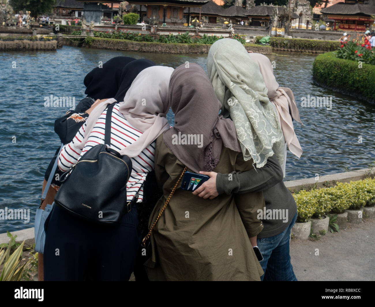 Muslimische Mädchen ein selfie am Pura Ulun Danu Beratan in Bali. Stockfoto