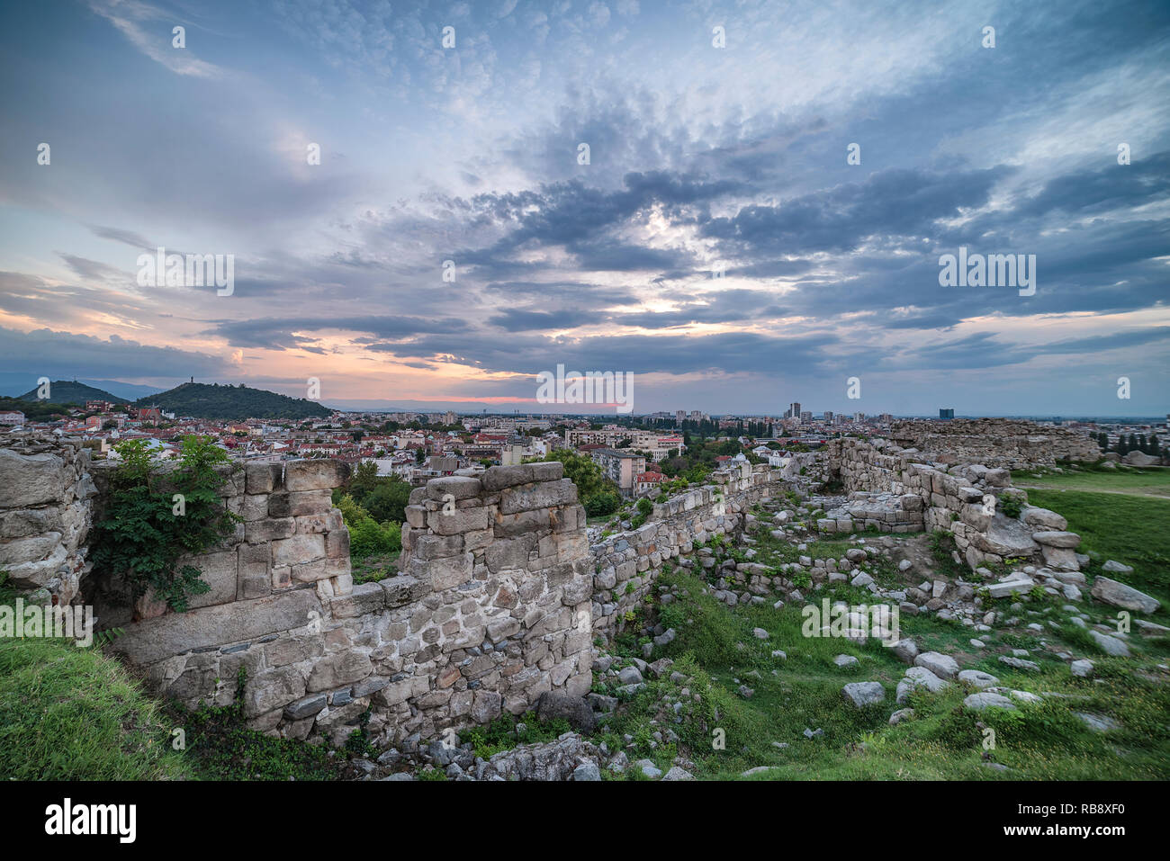 Sonnenuntergang über der Stadt Plovdiv, Bulgarien, alte Festung Mauern Stockfoto