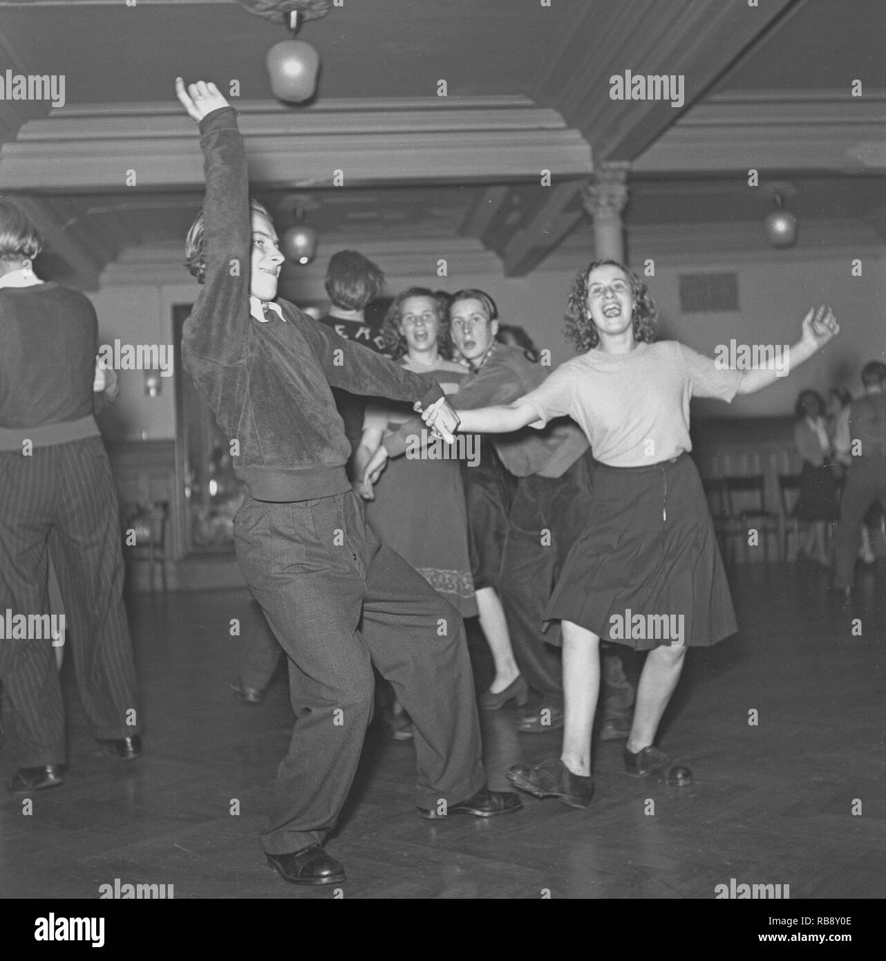 Jitterbug tanzen. Ein Tanz populär in den Vereinigten Staaten und von amerikanischen Soldaten und Matrosen auf der ganzen Welt während des Zweiten Weltkriegs. Hier sehen Sie ein junges Paar beim Tanzen die Jitterbug tanzen 1944. Foto: Kristoffersson ref L 2-6 Stockfoto