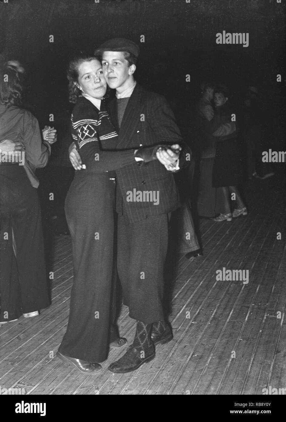 Tanz in den 1940er Jahren. Ein junges Paar an einem Tanz einander nahe bewegen zur Musik. Foto Kristoffersson Ref. 188-9. Schweden 1940. Stockfoto