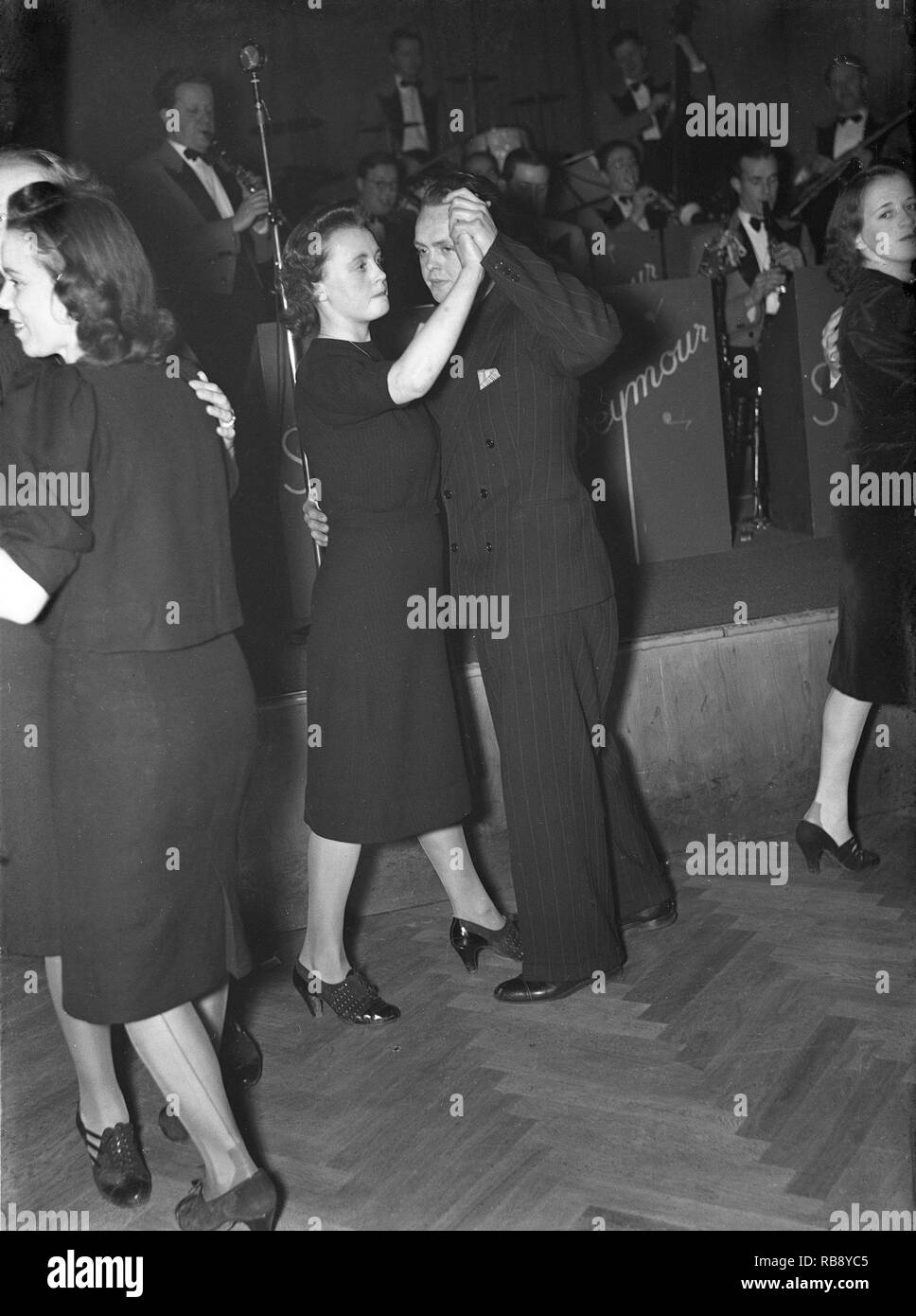 Tanz in den 1940er Jahren. Ein junges Paar an einem Tanz einander nahe bewegen zur Musik. Foto Kristoffersson Ref56-3. Schweden Januar 1940. Stockfoto