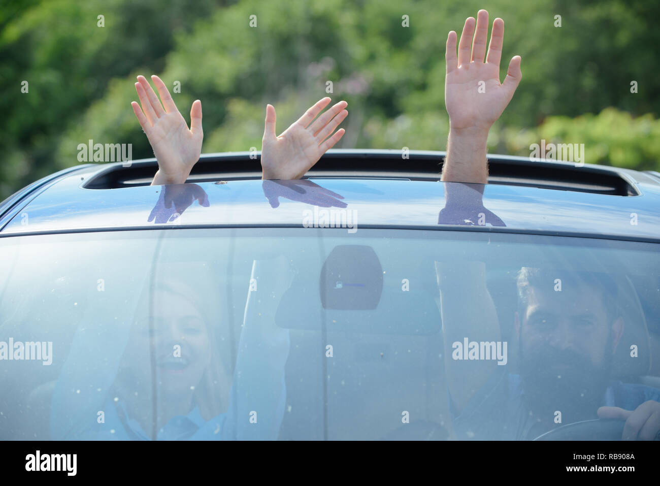 Umweltfreundliche Kraftstoff. Händen gestikulierte in offenen Wagen Limousine. Reisen mit dem Auto. Genießen road trip. Automobil Transport. Umweltfreundliche und nachhaltige Reisen. Nachhaltige oder Green Transport Stockfoto