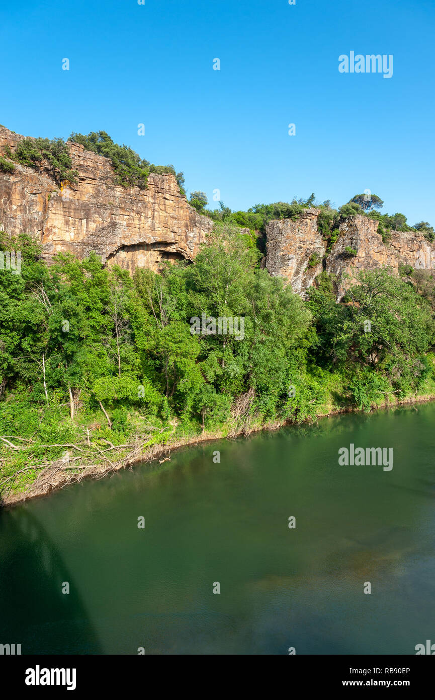 Fluss La Nartuby und Ausläufern des Massif des Maures, Le Muy, Var, Provence-Alpes-Cote d'Azur, Frankreich, Europa Stockfoto