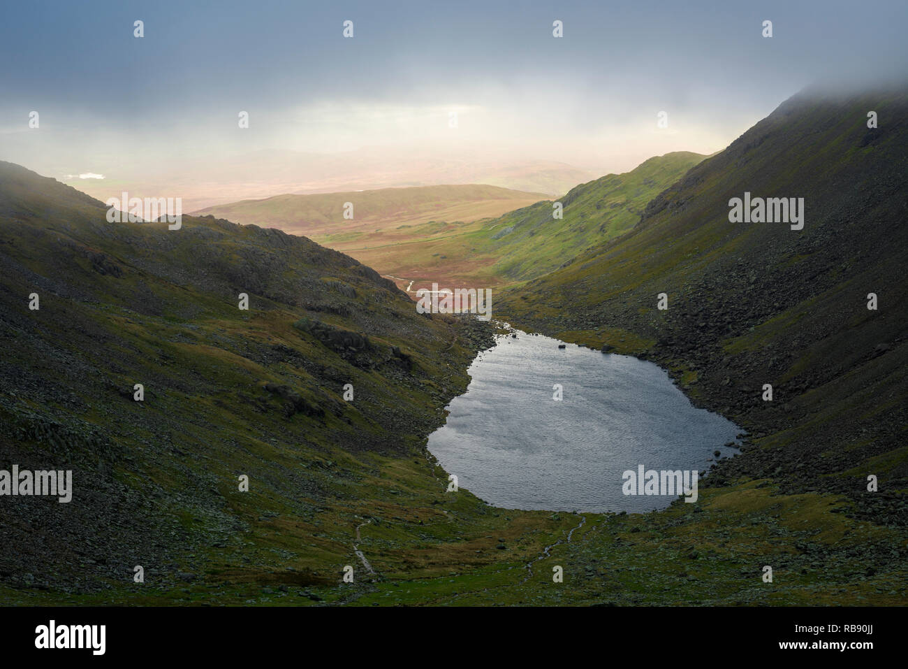 Der Ziege Wasser zwischen den alten Mann von Coniston und Dow Crag im Nationalpark Lake District, Cumbria, England. Stockfoto