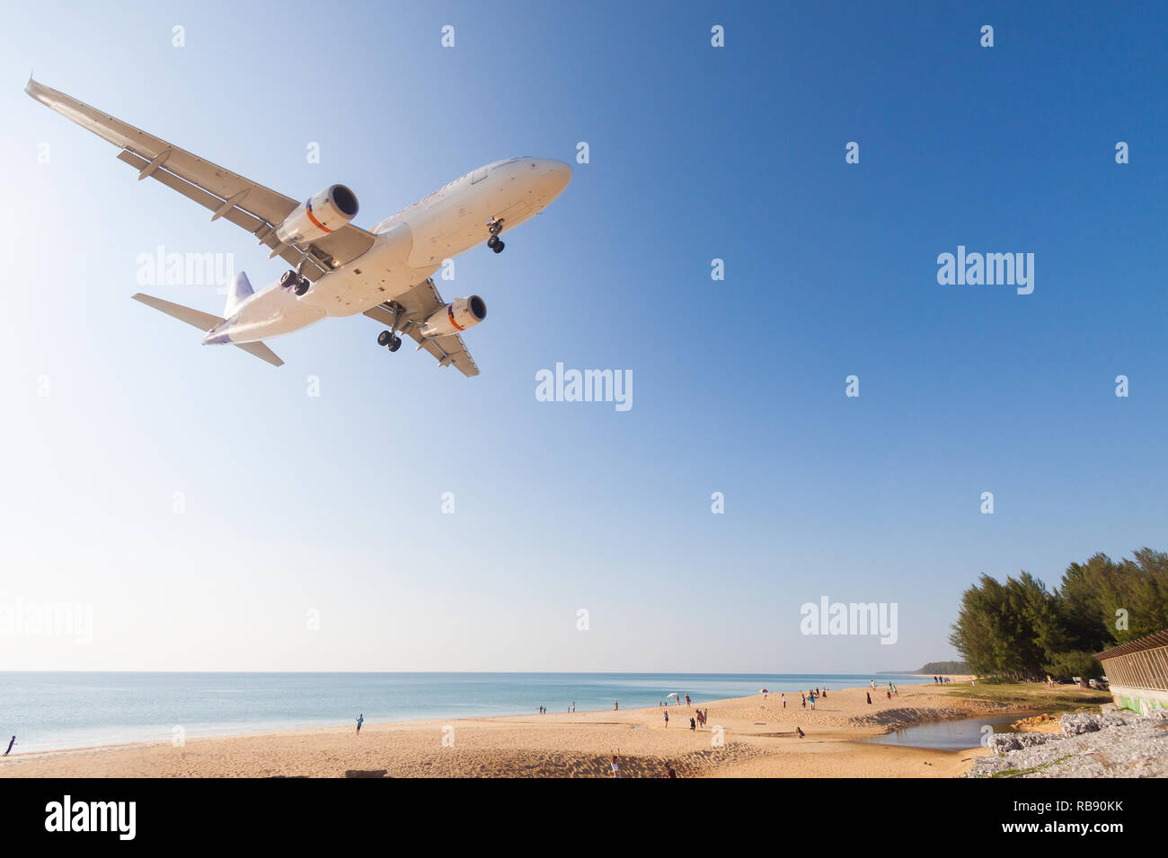 Flugzeug landet am Flughafen Phuket über den Mai Khao Beach, Thailand Stockfoto