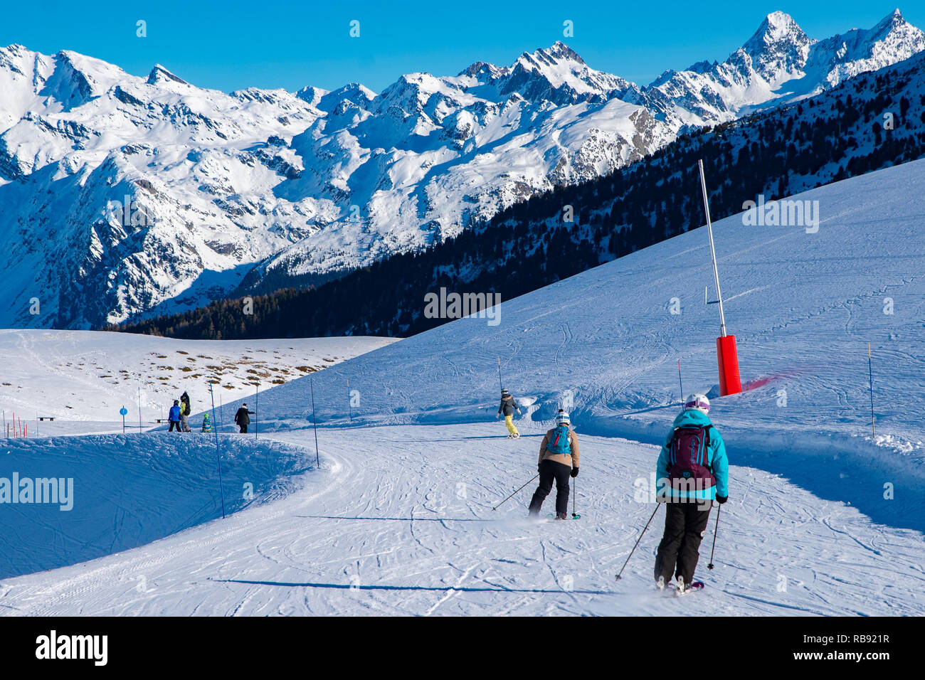 Leute genießen, Ski- und Snowboard für Winterurlaub in den Alpen mit dem Mont Blanc als Hintergrund, Les Arcs 2000, Savoie, Frankreich, Europa Stockfoto
