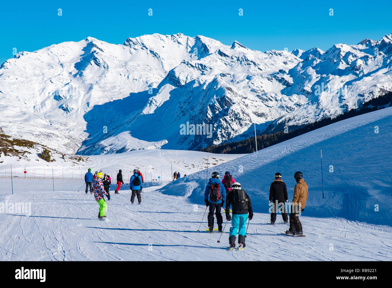 Leute genießen, Ski- und Snowboard für Winterurlaub in den Alpen mit dem Mont Blanc als Hintergrund, Les Arcs 2000, Savoie, Frankreich, Europa Stockfoto