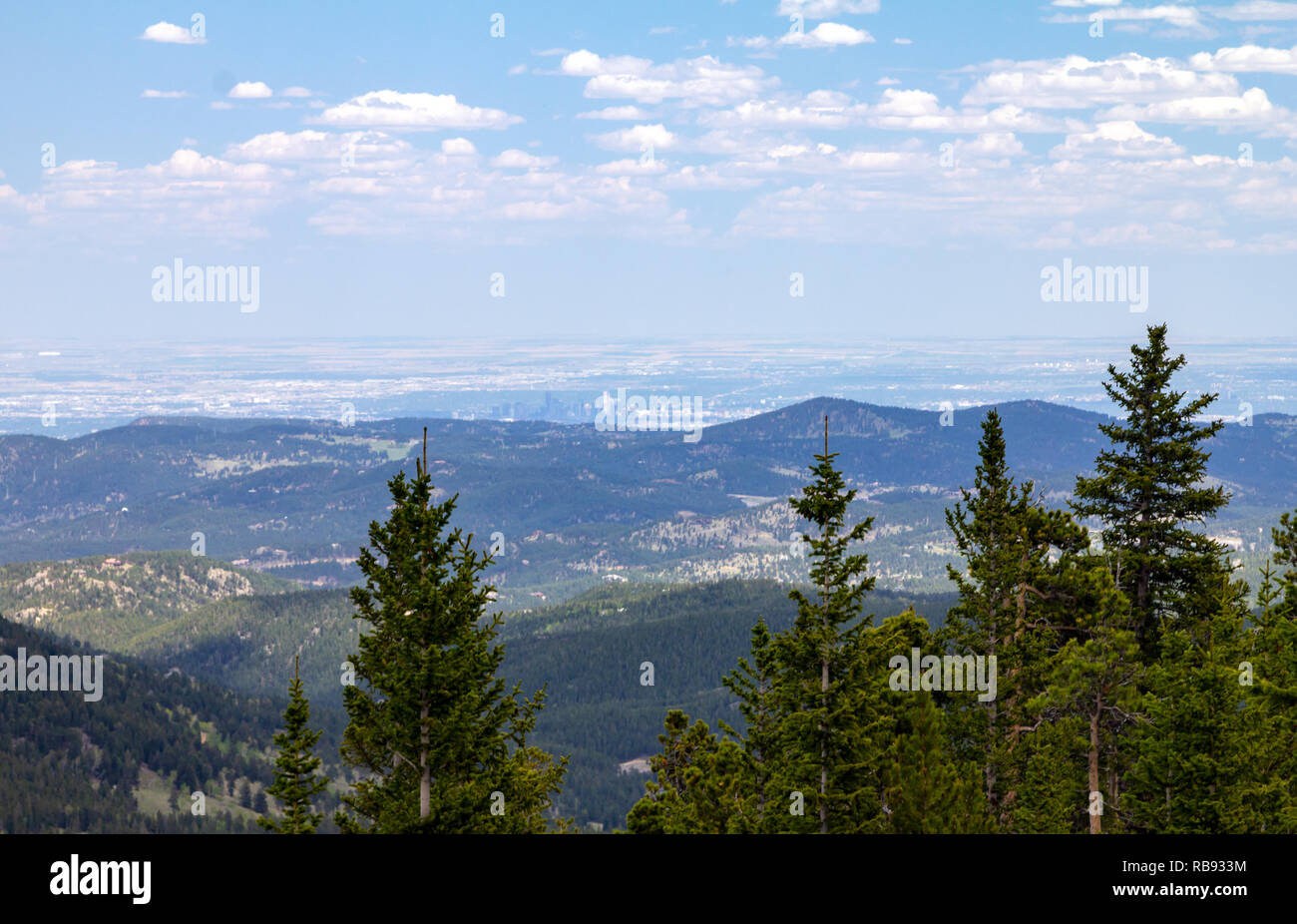 Blick auf die Innenstadt von Denver, Colorado City Skyline von der Front Range Berge gesehen Stockfoto