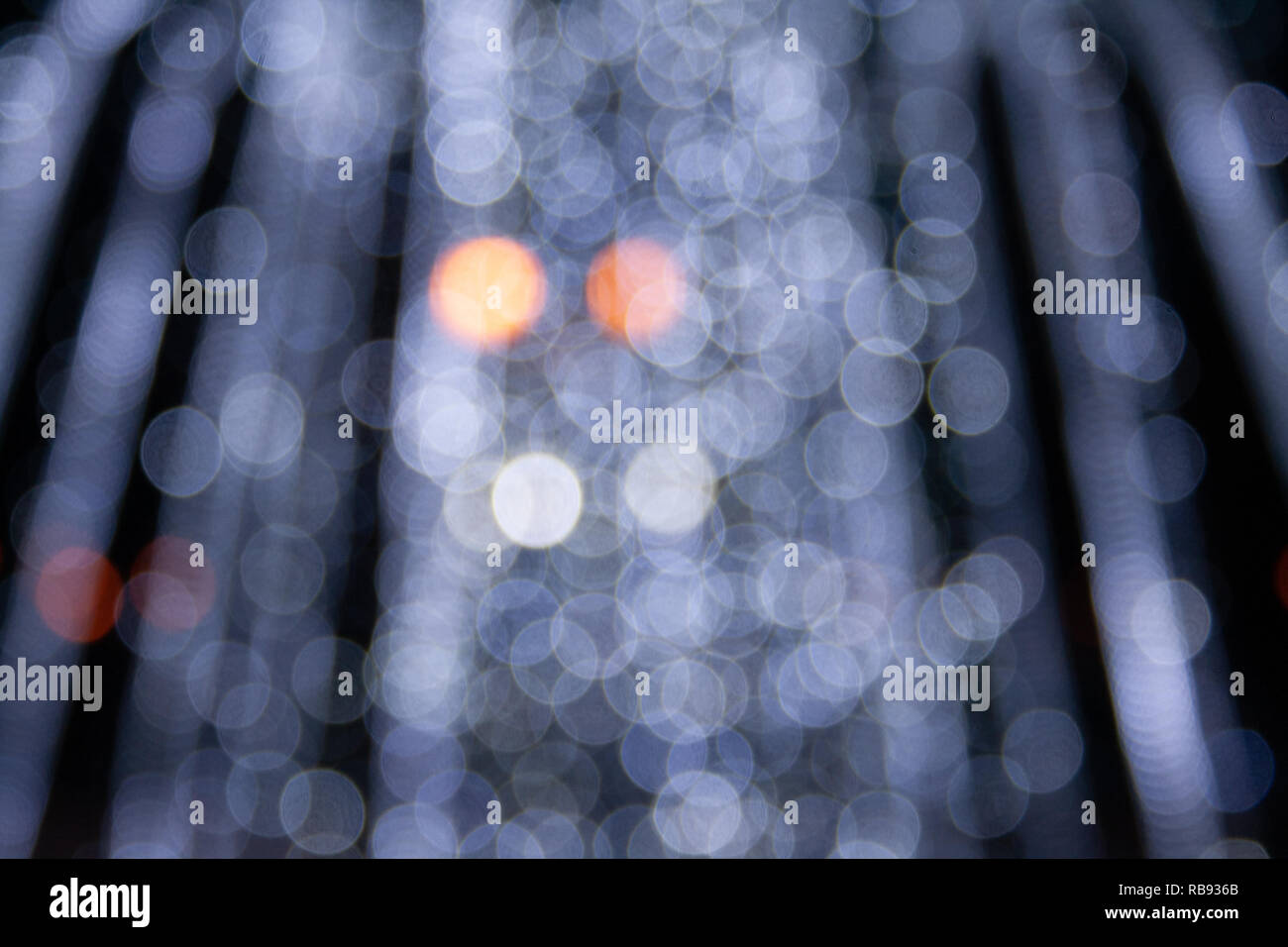 Zusammenfassung Hintergrund weiß und grau bokeh Lichter, gefroren Brunnen im Winter, Kaskade von Funken, kaltes Gefühl, Kälte Stockfoto