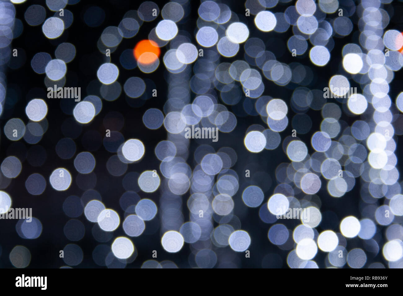 Zusammenfassung Hintergrund weiß und grau bokeh Lichter, gefroren Brunnen im Winter, Kaskade von Funken, kaltes Gefühl, Kälte Stockfoto