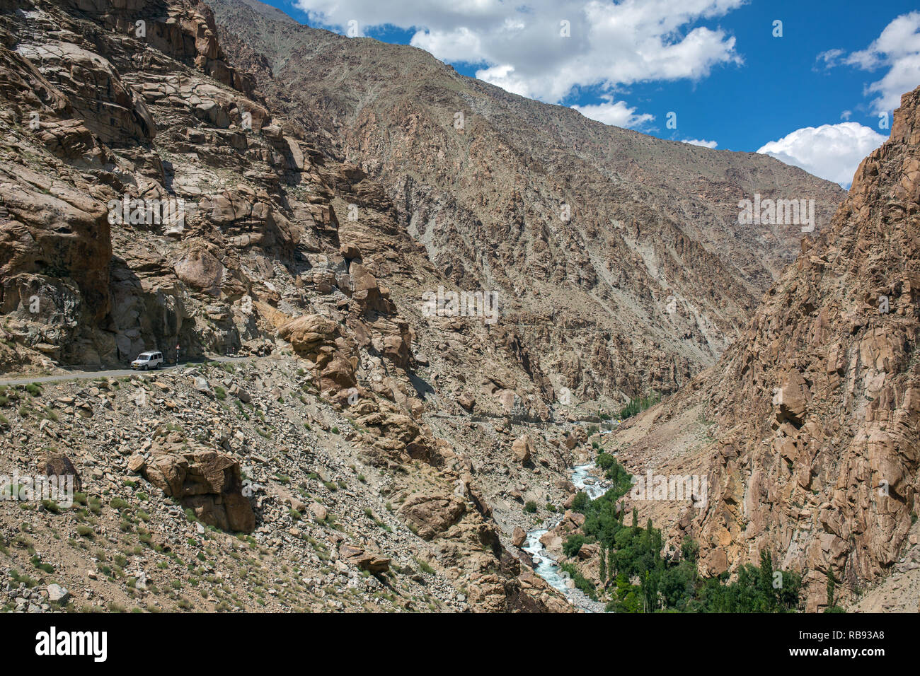 Auto auf der Höhe berg Straße in Ladakh, Himalaya, Indien Stockfoto