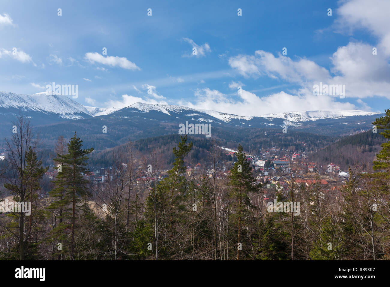 Riesengebirge und Karpacz Stadt in Polen Stockfoto