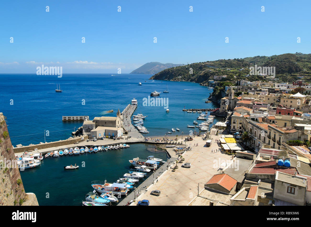 Panoramablick Blick auf Innenstadt und Hafen von Lipari, Äolische Inseln, Sizilien, Italien Stockfoto