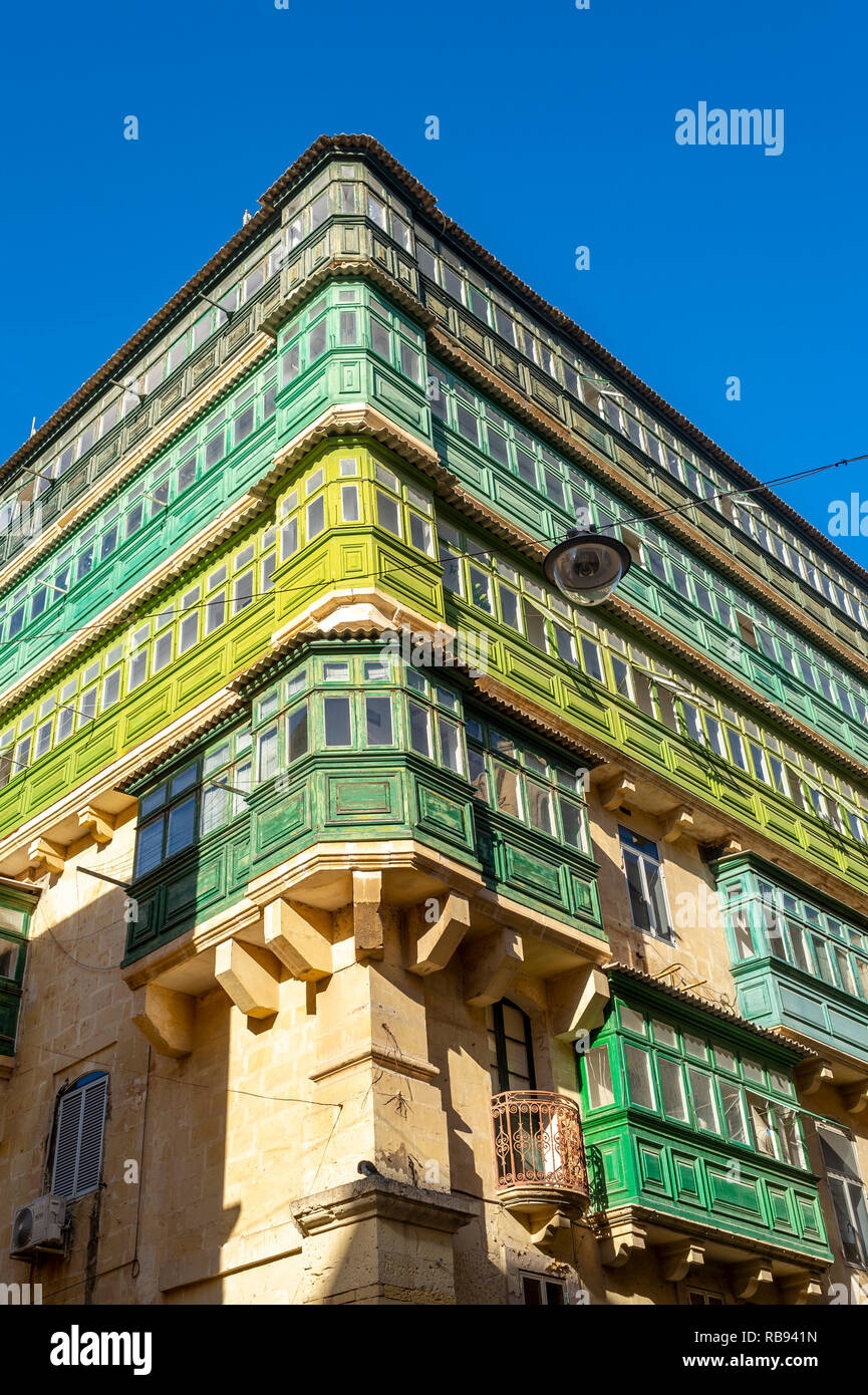 Traditionelle maltesische Apartment Gebäude in Valletta mit geschlossene Balkone grün lackiert Stockfoto