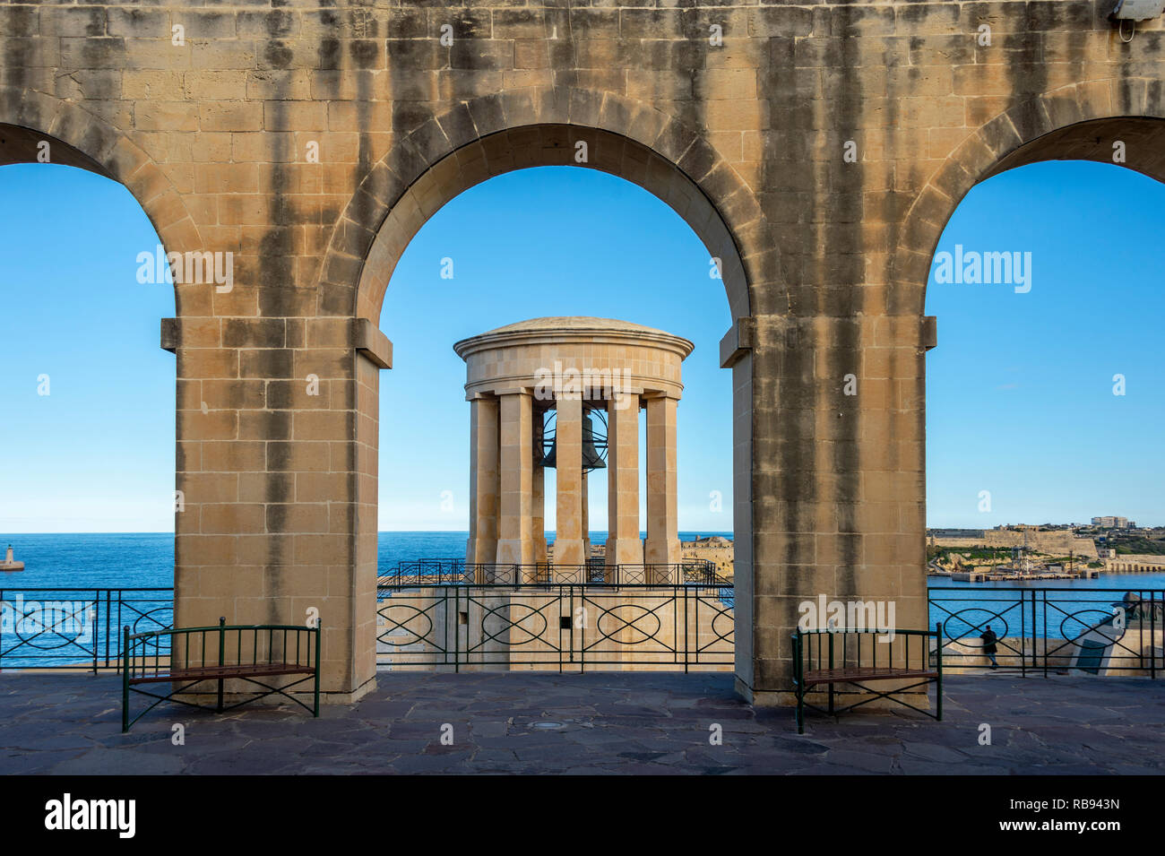 Die Siege Bell Memorial Tower viewd durch die Bögen der Lower Barrakka Gardens, Valletta, Malta Stockfoto