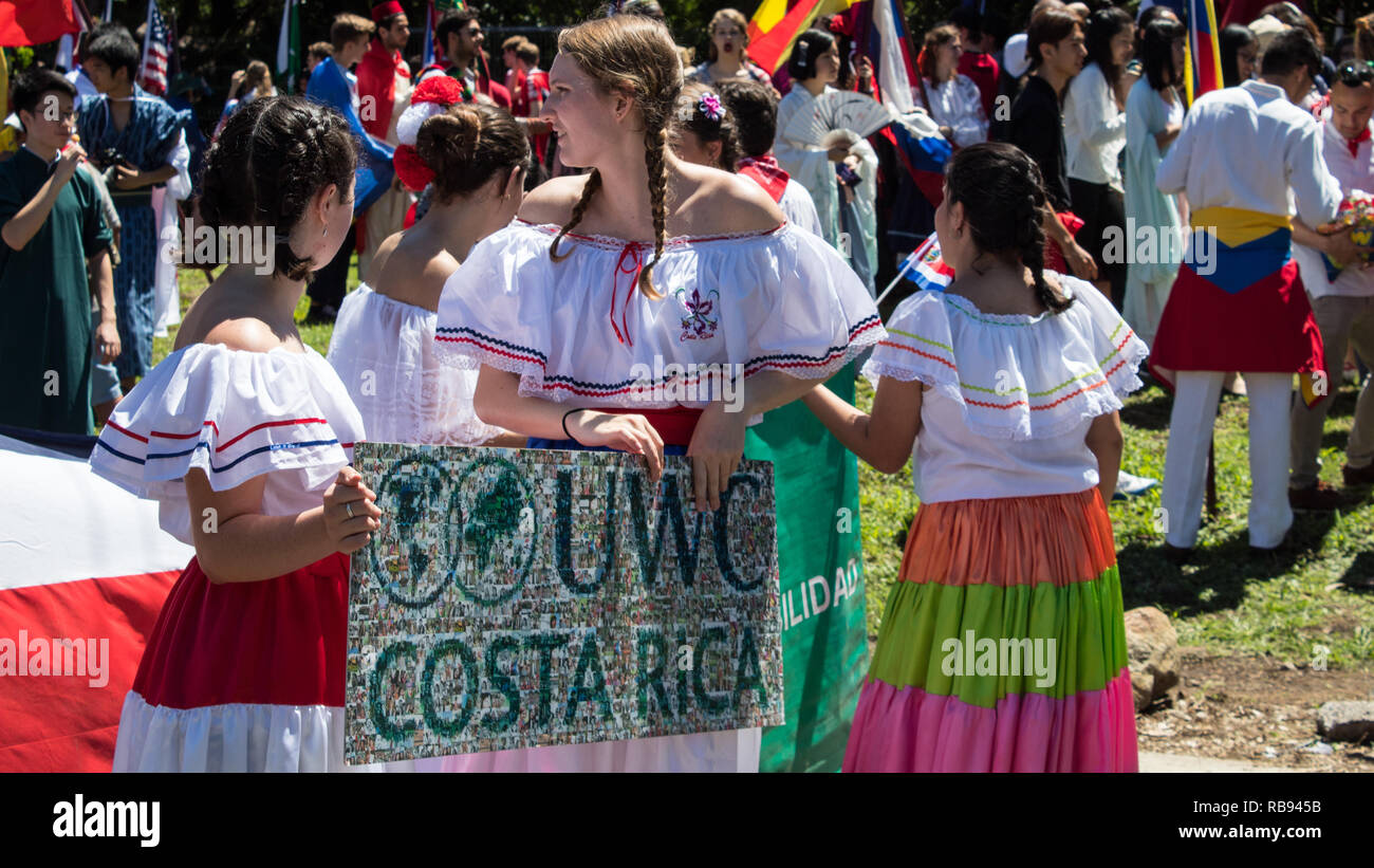 Studenten aus UWC Costa Rica bereiten sich auf die Independence Day Parade Stockfoto