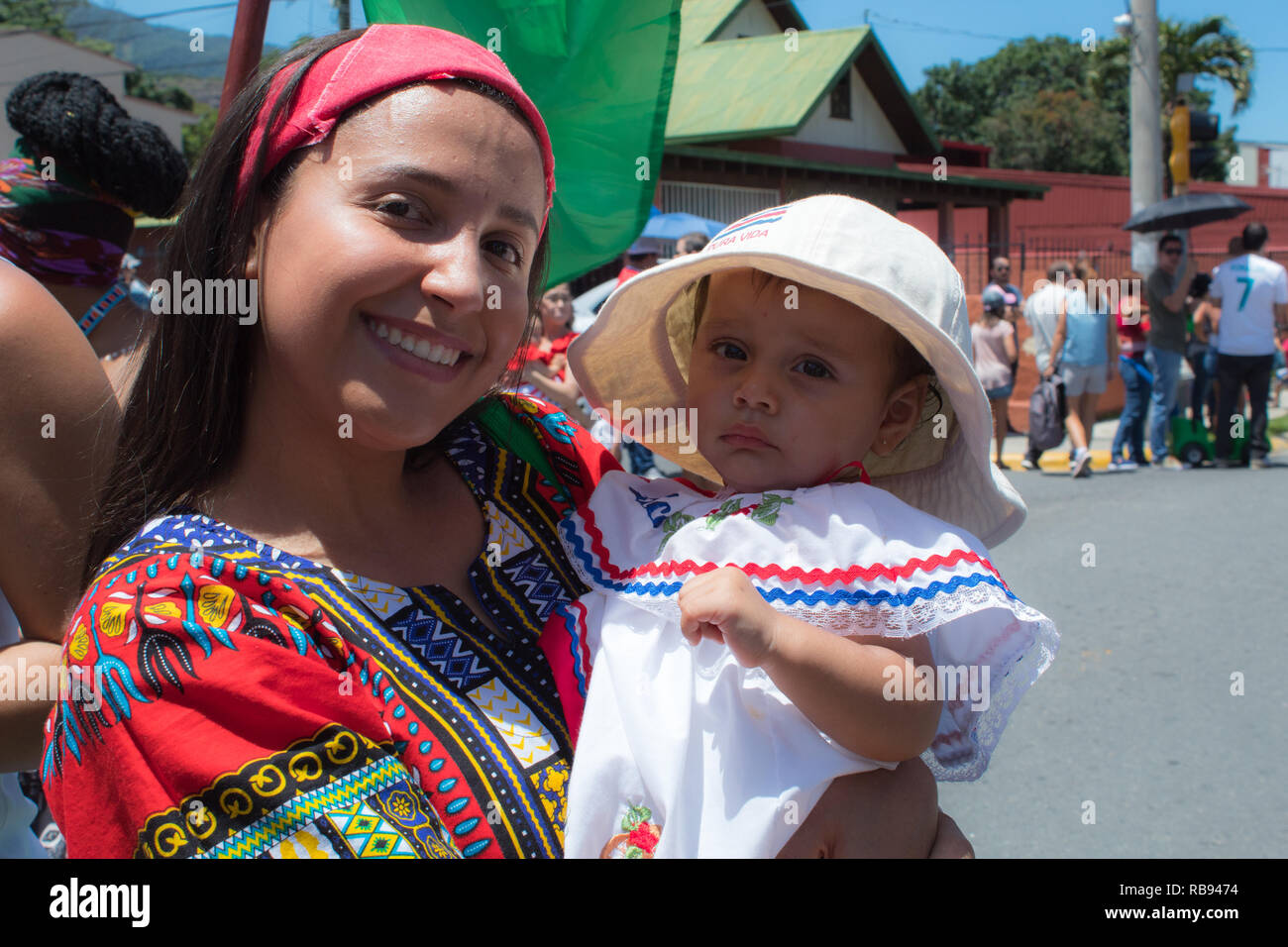 Eine Mutter und ihr Sohn in der traditionellen Costa Rica Kleidung posieren für die Kamera Stockfoto