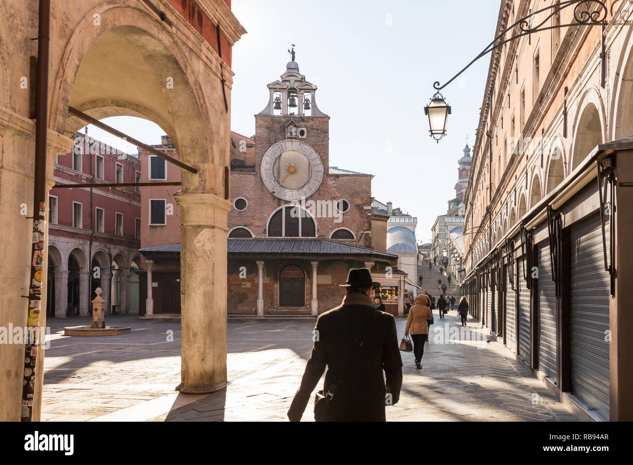 Venedig, Italien, 22. März 2018: Unbekannter Menschen gehen in der Nähe der Kirche San Giacomo di Rialto oder Chiesa di San Giacomo di Rialto in Venedig Stockfoto