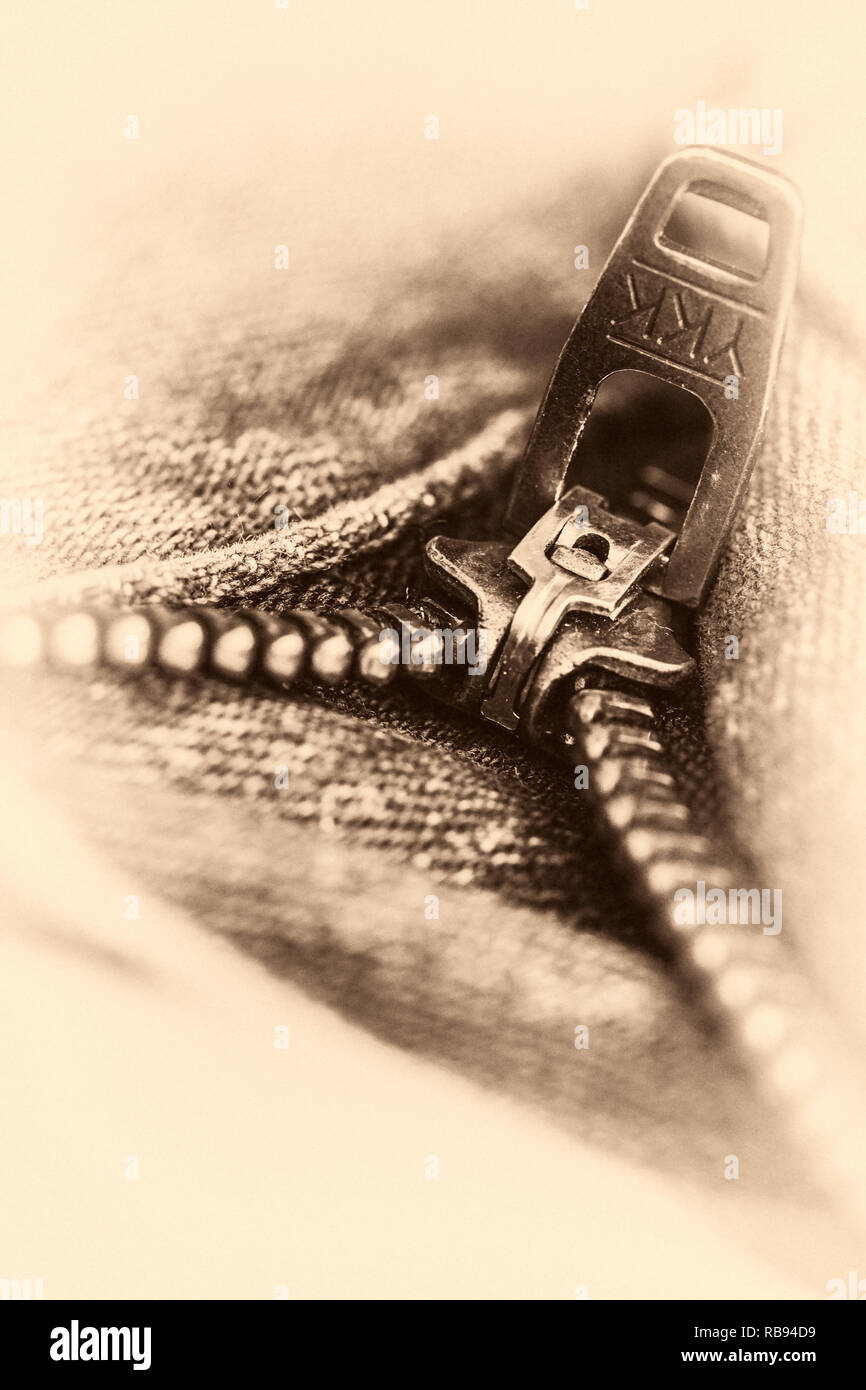 Nahaufnahme einer zip Öffnung auf einige Jeans in Sepia Stockfoto