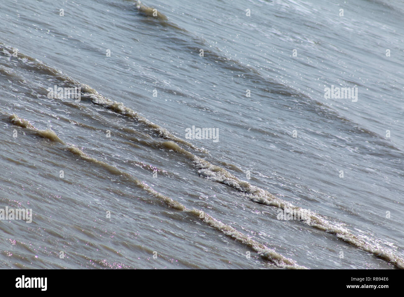 Wellen sanft Festlegung auf einen Strand Stockfoto