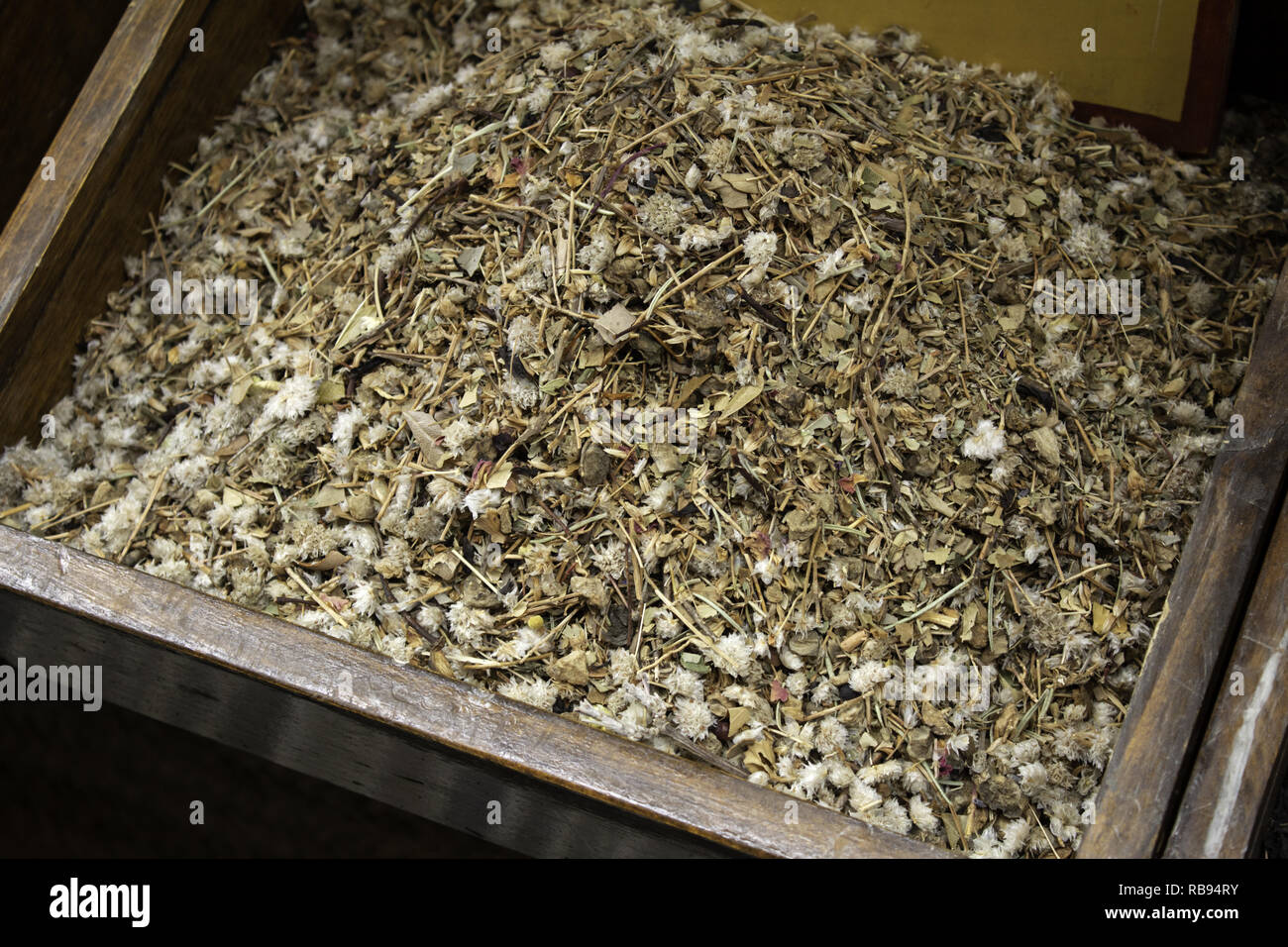 Heilpflanzen und Heilkräuter im Markt, Infusionen und Kamille Stockfoto