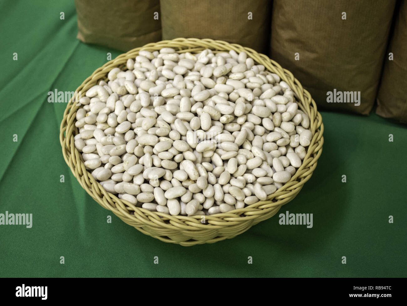 Weiße Bohnen in einem Markt, Bio Ernte Hülsenfrüchte Stockfoto