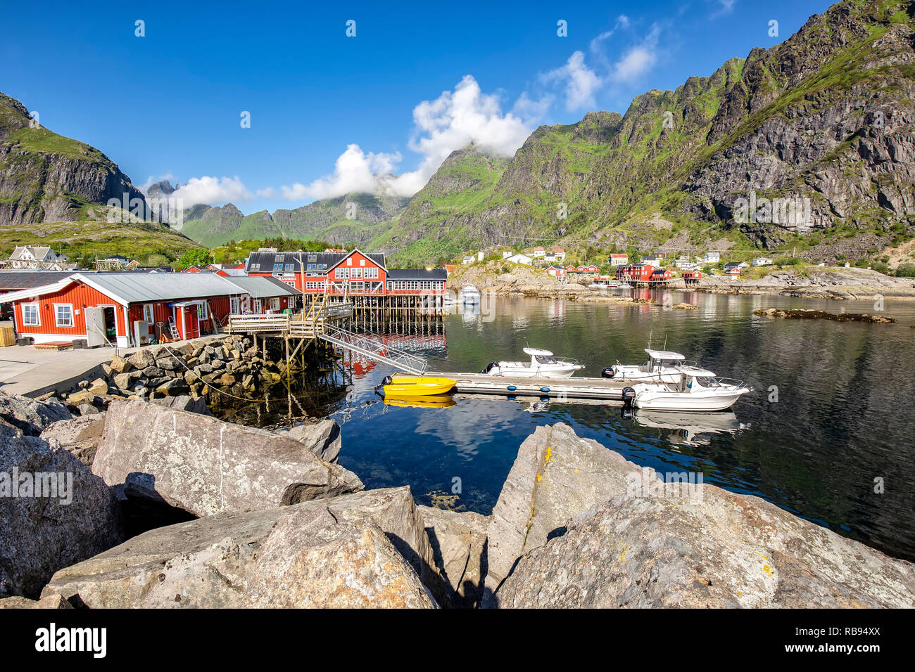 Angeln Bucht mit Booten und Rorbu in kleine norwegische Dorf. Lofoten, Norwegen Stockfoto