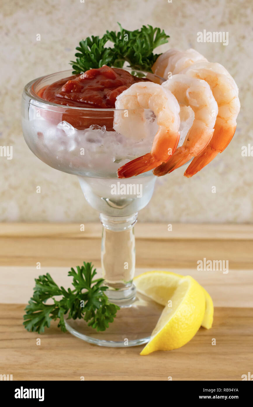 Shrimp Cocktail in einer Margarita Glas mit Garnelen auf der Außenseite ...