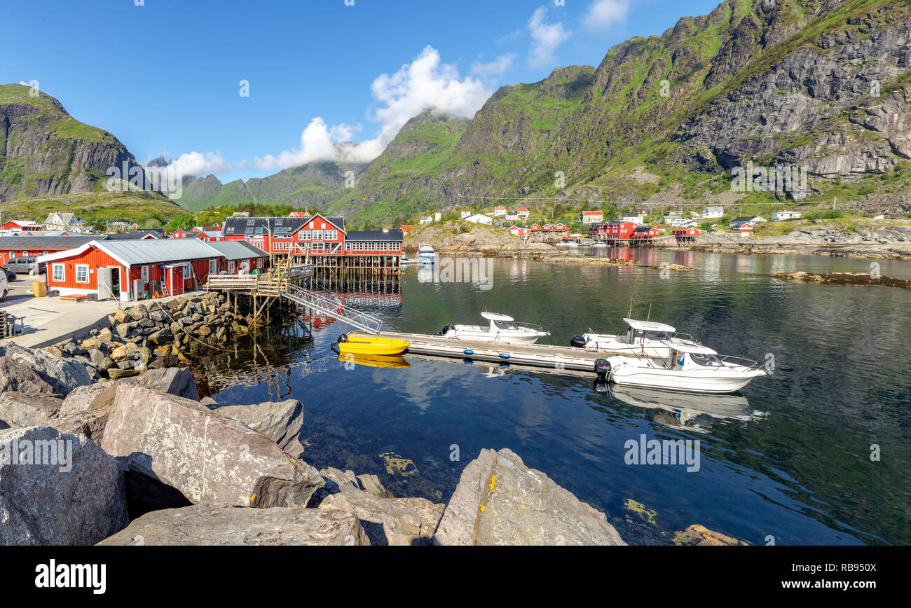 Angeln Bucht mit Booten und Rorbu in kleine norwegische Dorf. Lofoten, Norwegen Stockfoto