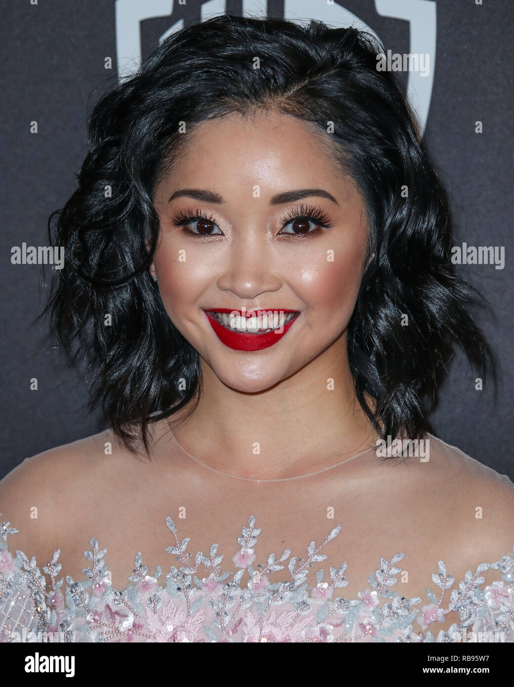 BEVERLY HILLS, Los Angeles, CA, USA - Januar 06: Schauspielerin Lana Condor Tragen eines Michael Cinco Kleid, Brian Atwood Schuhe und eine Edie Parker Kupplung kommt an der 2019 InStyle und Warner Bros. Bilder Golden Globe Awards nach Party im Beverly Hilton Hotel am 6. Januar 2019 in Beverly Hills, Los Angeles, Kalifornien, USA. (Foto von Xavier Collin/Image Press Agency) Stockfoto