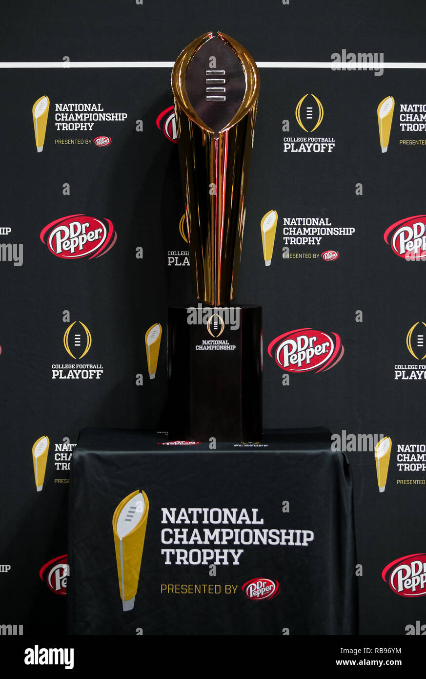 Januar 5, 2019 - Santa Clara, Kalifornien, USA - Januar 05, 2019, San Jose, Kalifornien, USA - Der College Football Endspiel National Championship Trophy von Dr Pepper präsentiert wird während der Tag im SAP-Center gesehen vor dem College Football Endspiel nationale Meisterschaft Spiel zwischen der Clemson Tiger und die Alabama Crimson Tide am Levi's Stadion, Santa Clara, Kalifornien. (Bild: © Adam Lacy/ZUMA Draht) Stockfoto