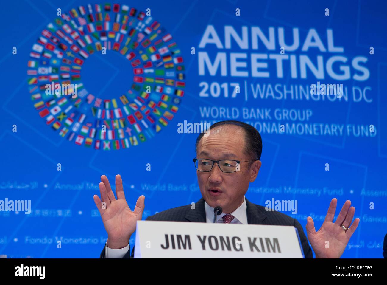 (190108) - Peking, Januar 8, 2019 (Xinhua) - Datei Foto am Okt. 12, 2017 zeigt die Weltbankgruppe (WBG) Präsident Jim Yong Kim eine Pressekonferenz des Internationalen Währungsfonds und der Weltbank 2017 jährliche Treffen in Washington, DC, in den Vereinigten Staaten teilnehmen. Kim kündigte am 7. Januar 2019, dass er von seinem Amt treten nach mehr als sechs Jahren an der internationalen Finanzierungen. CEO der Weltbank Kristalina Georgieva wird die Rolle des Interim Präsident effektive Feb 1 annehmen, die Weltbank, die in einer Aussage gesagt wird. Kim's Amtszeit sollte am 30. Juni 2022 ablaufen. (Xinhu Stockfoto