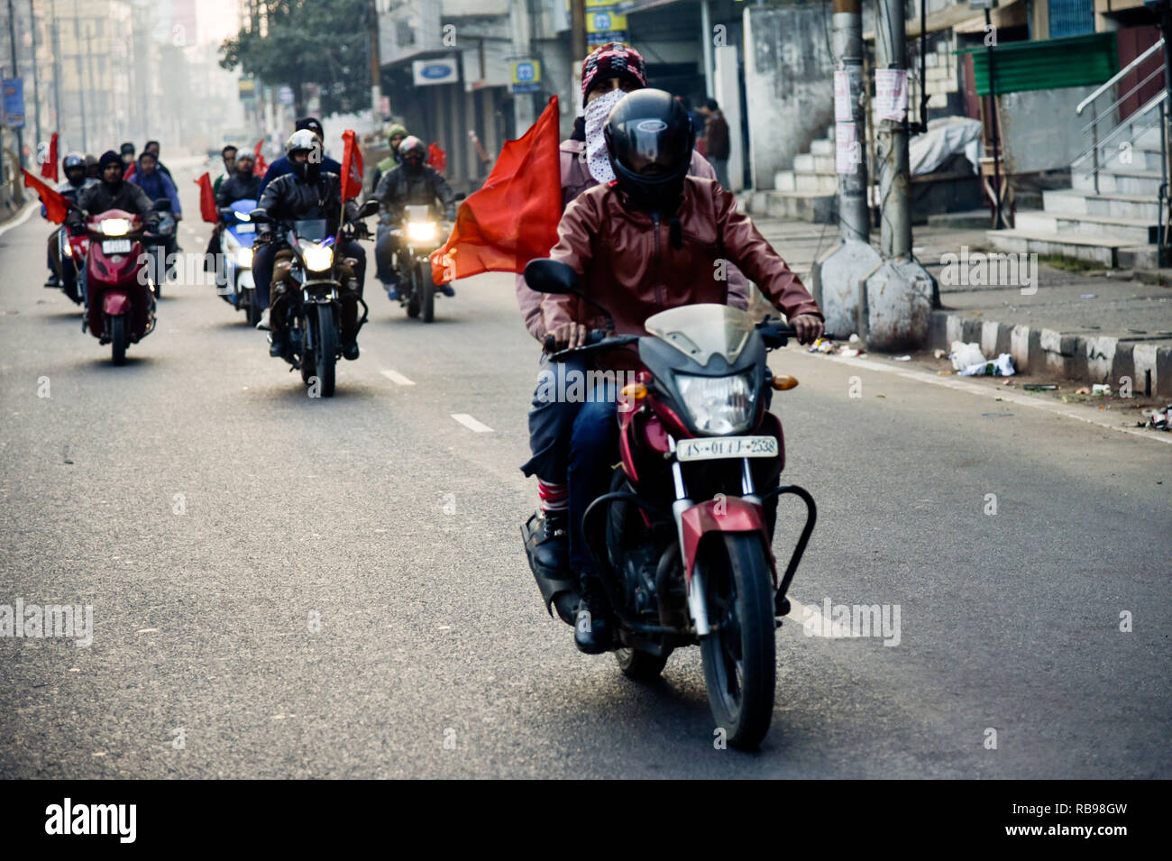 Zentrum der indischen Gewerkschaften (Citu) landesweiten Streik. Guwahati, Assam, Indien. Jan 8, 2019. Aktivisten aus der Mitte der indischen Gewerkschaften (Citu), die politisch ausgerichtet ist mit der Kommunistischen Partei Indiens (Marxisten), wave Flags, wie sie an einer Rallye neben geschlossenen Geschäfte während eines landesweiten Streik in Guwahati, fast 200 Millionen indischen Arbeiter ging auf einem zweitägigen landesweiten Streik am 8. Januar zu protestieren "arbeiterfeindlichen Politik" von Ministerpräsident Narendra Modi's Regierung, Auslösung sporadische Gewalt in einigen Städten. Foto: DAVID TALUKDAR. Quelle: David Talukdar/Alamy leben Nachrichten Stockfoto